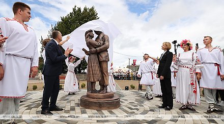 Скульптурная композиция "Алесь и Алеся" появилась в Костюковичах 