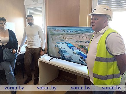 В Свислочском районе продолжается реализация инвестпроекта по строительству логистического терминала ООО "Юнионвэй". Участники пресс-тура узнали ожидаемые перспективы от внедрения идеи