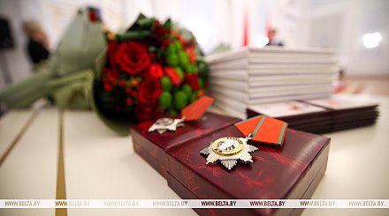 Александр Лукашенко наградил орденами Отечества Валентина Сукало и Петра Миклашевича