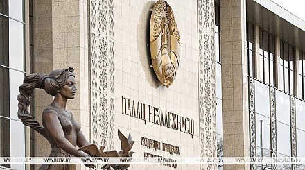 Александр Лукашенко проводит встречу с министром обороны России