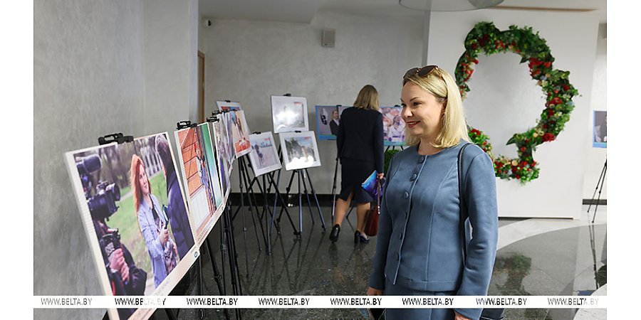 "Необычный ракурс". Фотовыставку о женщинах в журналистике представили на медиафоруме в Гродно