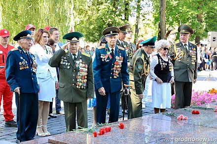 В Гродно прошла церемония возложения цветов и венков к братской могиле советских воинов и партизан, погибших в годы Великой Отечественной войны