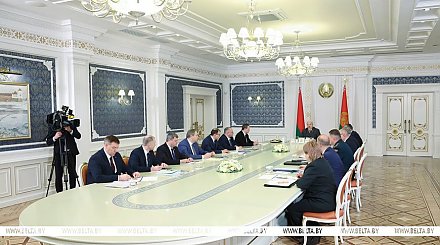 Программа пятилетки, третий реактор, самоизоляция Литвы и разговор с Путиным. Итоги недели Президента