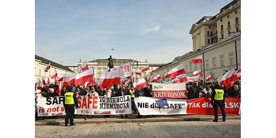 Поляки вышли с протестом к президентскому дворцу