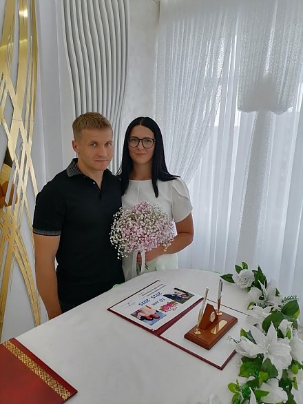 Счастливы вместе. В ЗАГСе Вороновского райисполкома супруги Дмитрий и Каролина Ковальчис отпраздновали оловянную свадьбу 