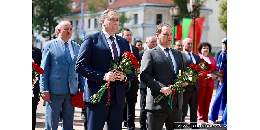 В Гродно прошла церемония возложения цветов к братской могиле советских воинов и партизан