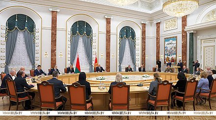 "Будущее - время науки". Александр Лукашенко вручил дипломы доктора наук и аттестаты профессора