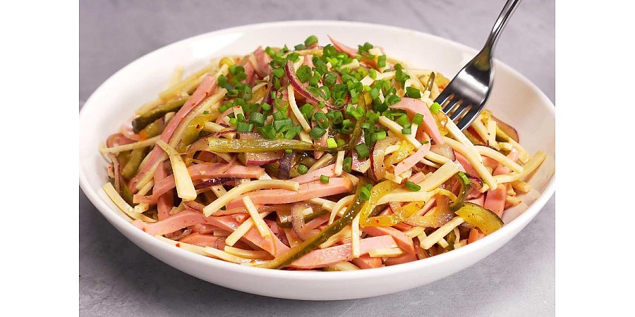 Блюдо за пару минут: рецепт швейцарского колбасного салата