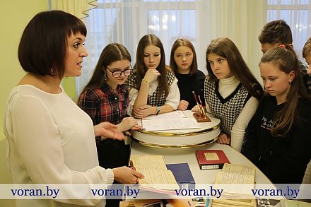 Урок правовой грамотности провела для школьников начальник отдела загса Вороновского райисполкома Ирина Щеглик 
