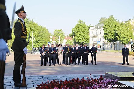 Участники медиафорума возложили цветы к братской могиле советских воинов и партизан в парке Жилибера